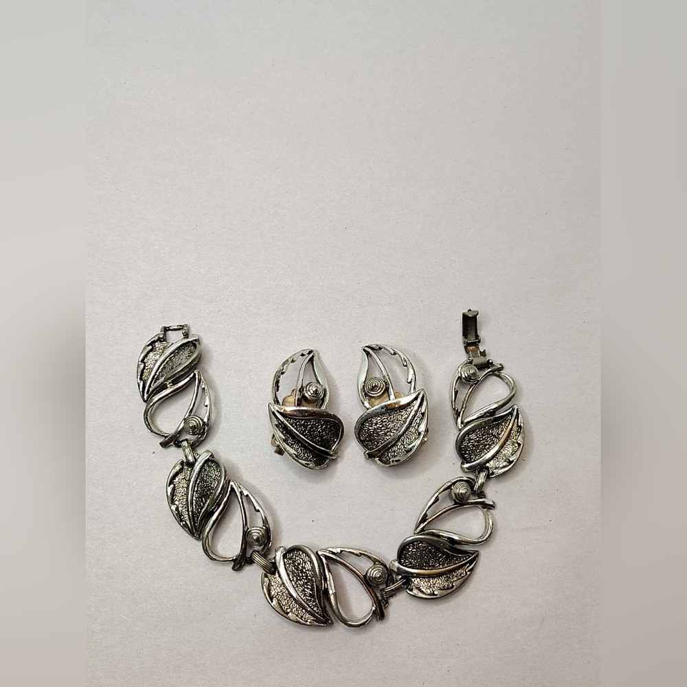 Sarah Coventry Vintage Silver Tone Leaf Link Chain Bracelet & Clip On Earrings